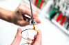une-photo-une-ancienne-paire-de-lunette-rendu-par-un-client
