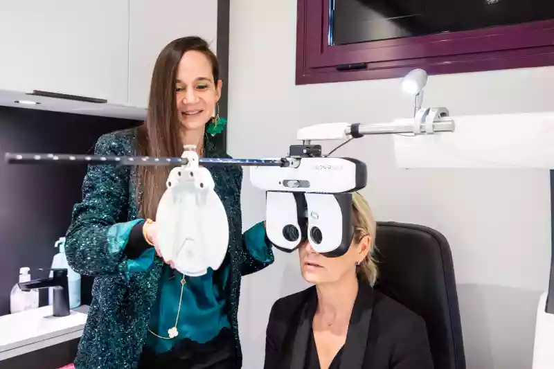 Controle de la vision par une opticienne diplomée chez Odacyeux