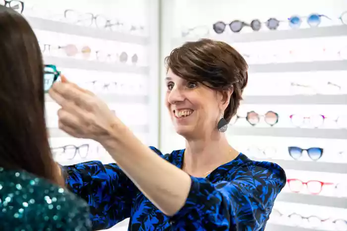 Une photo d'une personne testant l'ergonomie des lunettes