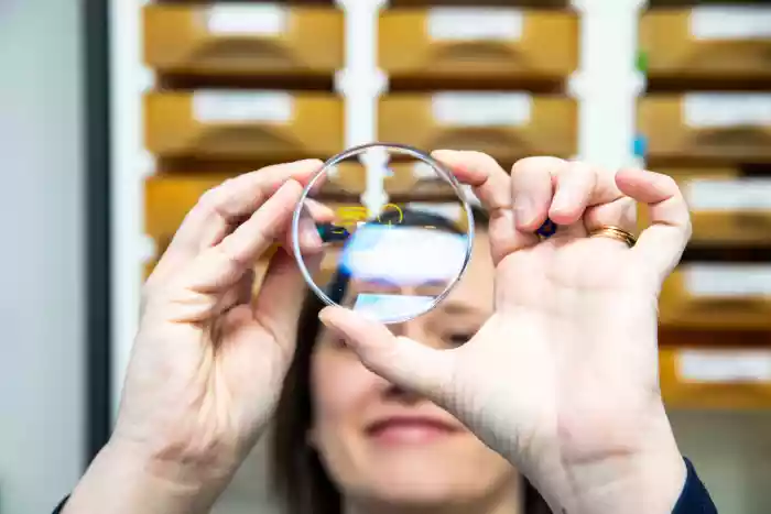 Une photo de la réalisation des verres de vues