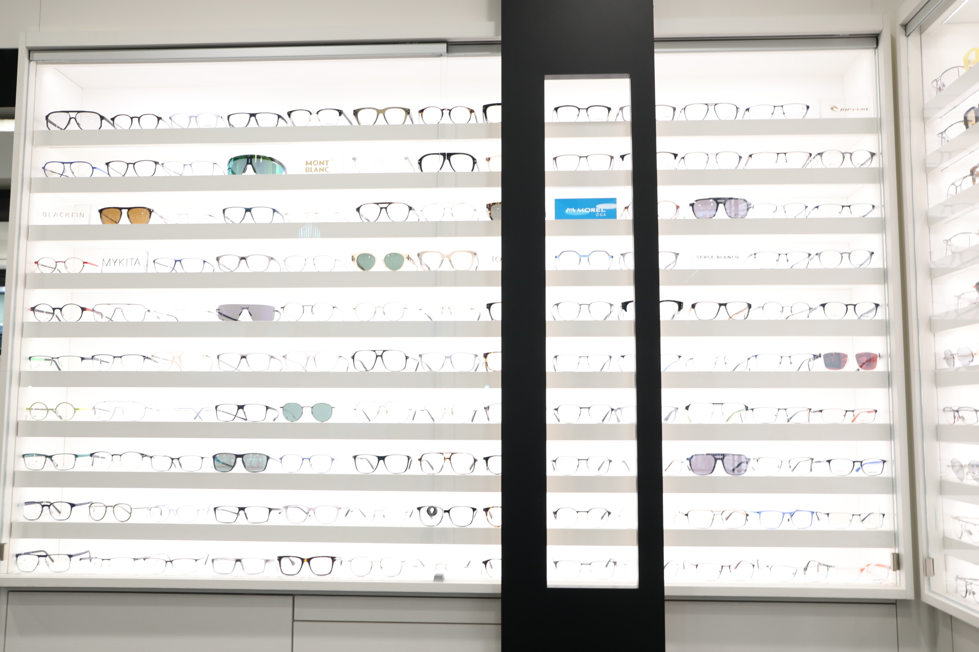 Une photo de plusieurs étagères remplis de lunettes vendu par Odacyeux
