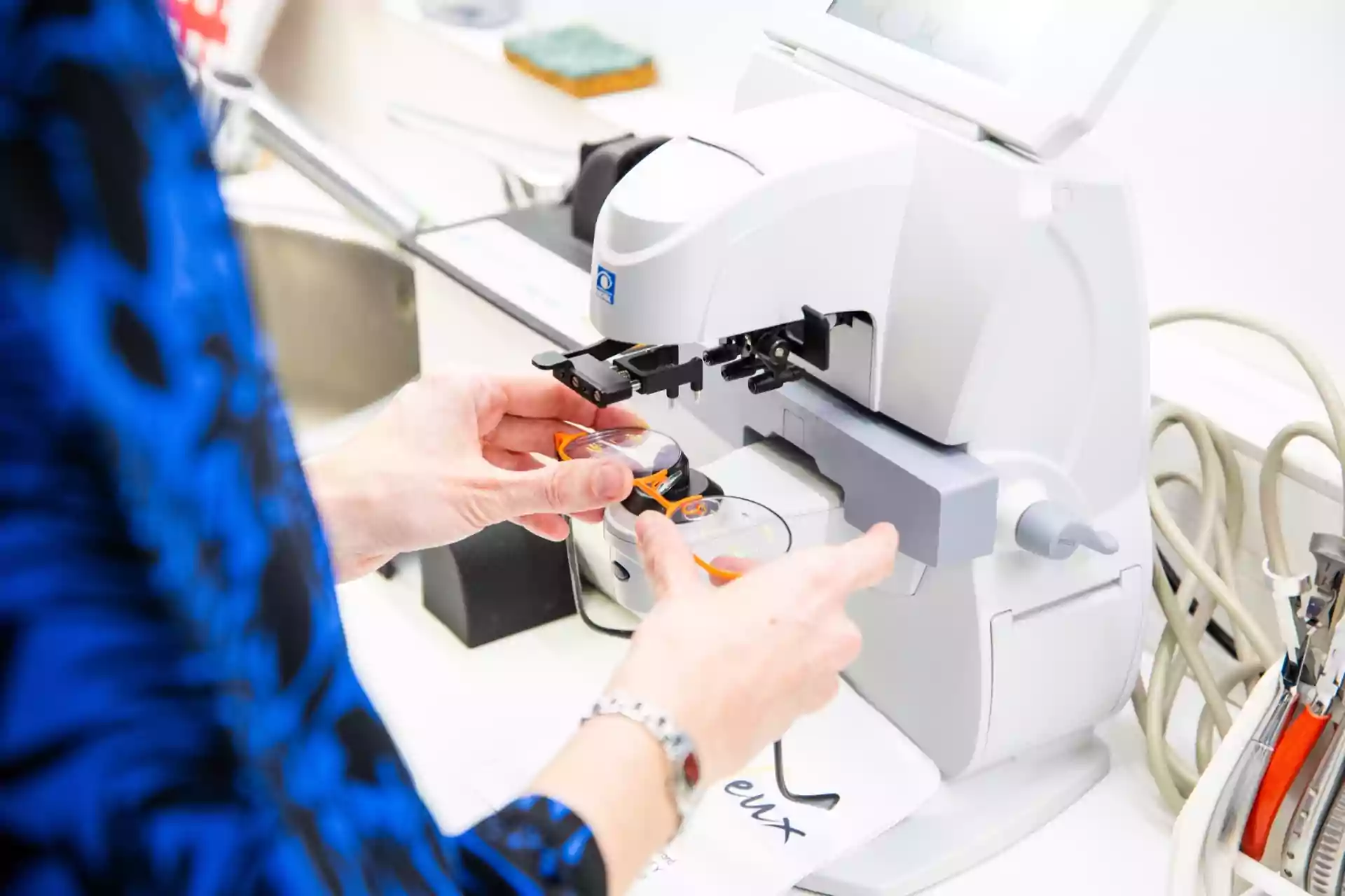 Ajustement de monture en Atelier chez Odacyeux &agrave; Amb&eacute;rieue n Bugey