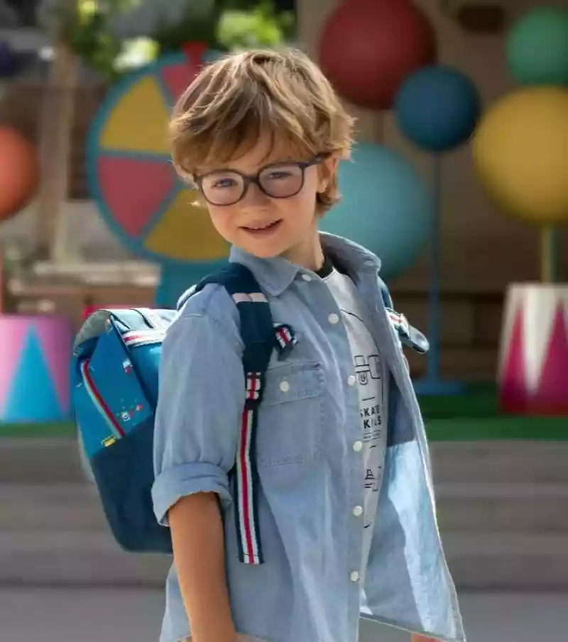 Un enfant avec des lunettes Essilor Stellest