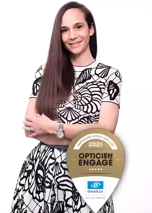 Une photo de Magalie avec le label Opticien engag&eacute; de Essilor 2026