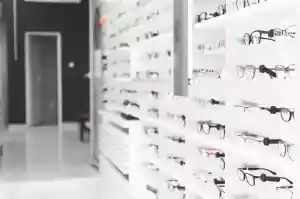 Une photo sur une étagère rempli de lunette